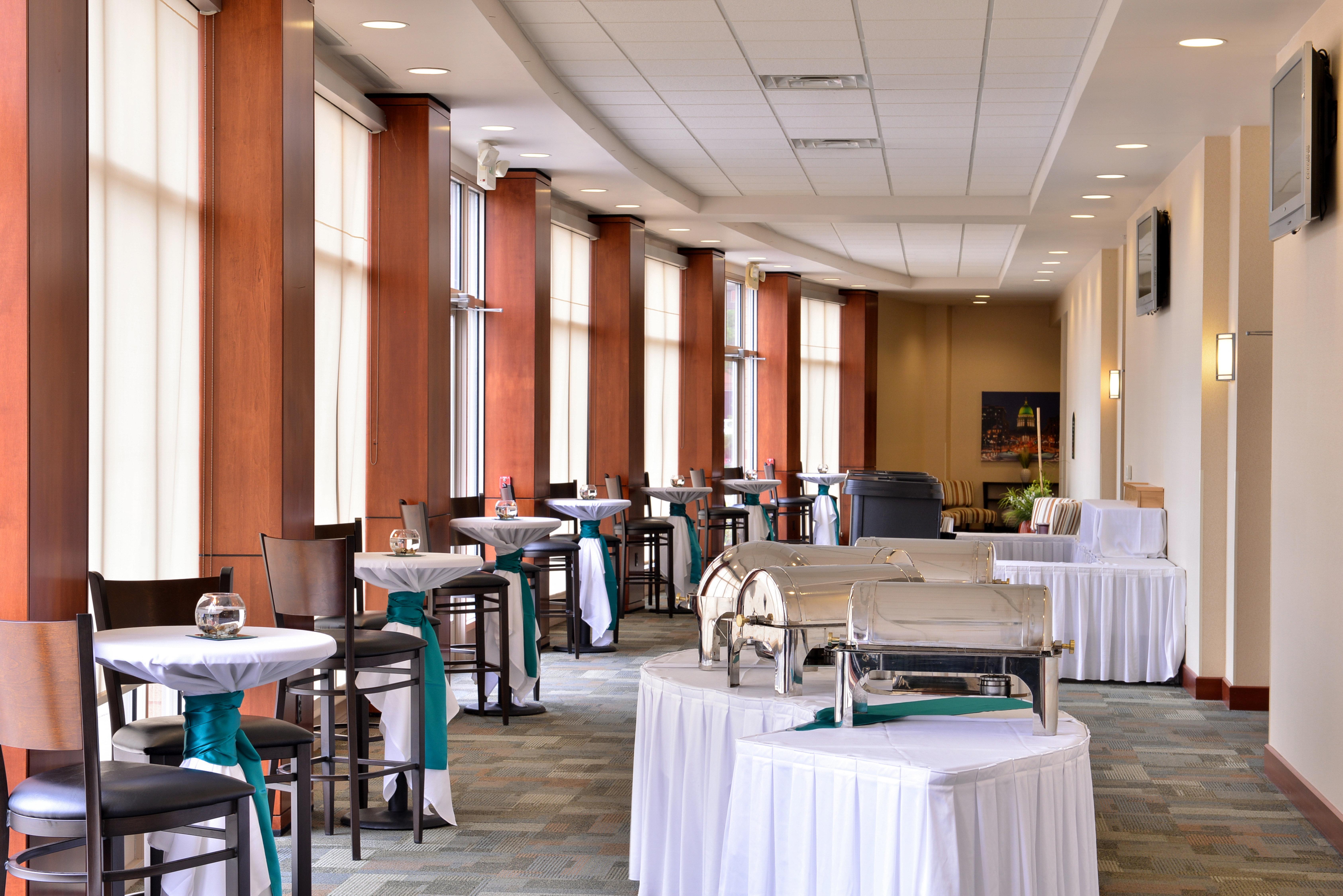 Holiday Inn Madison At The American Center By Ihg Экстерьер фото