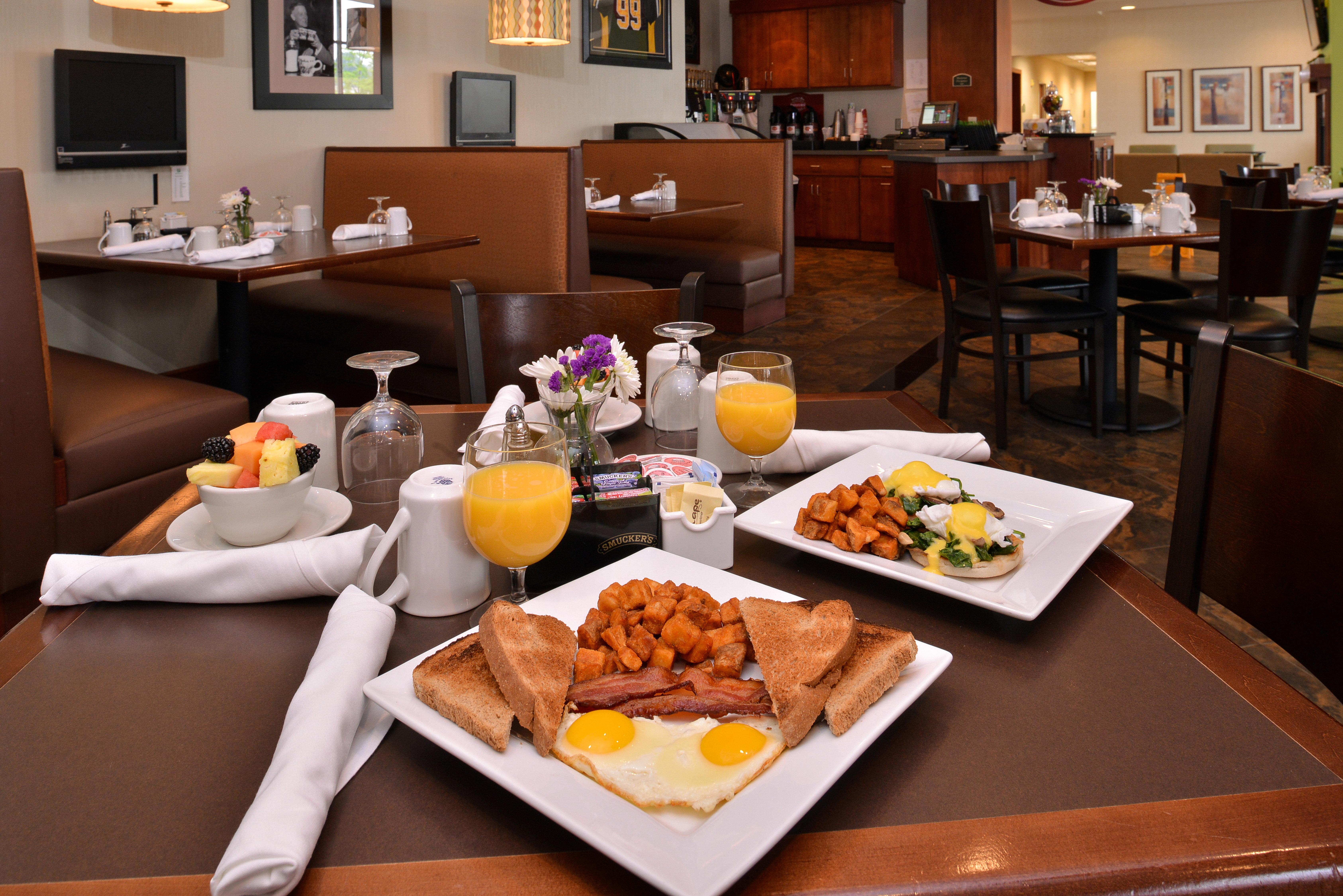 Holiday Inn Madison At The American Center By Ihg Экстерьер фото