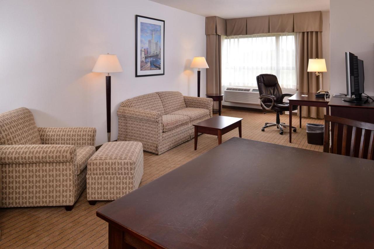 Holiday Inn Madison At The American Center By Ihg Экстерьер фото